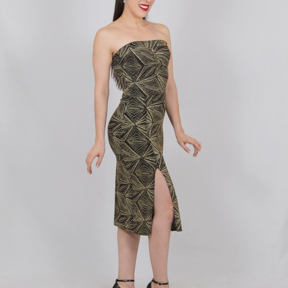 Dress with halter collar and bare shoulders. Thank